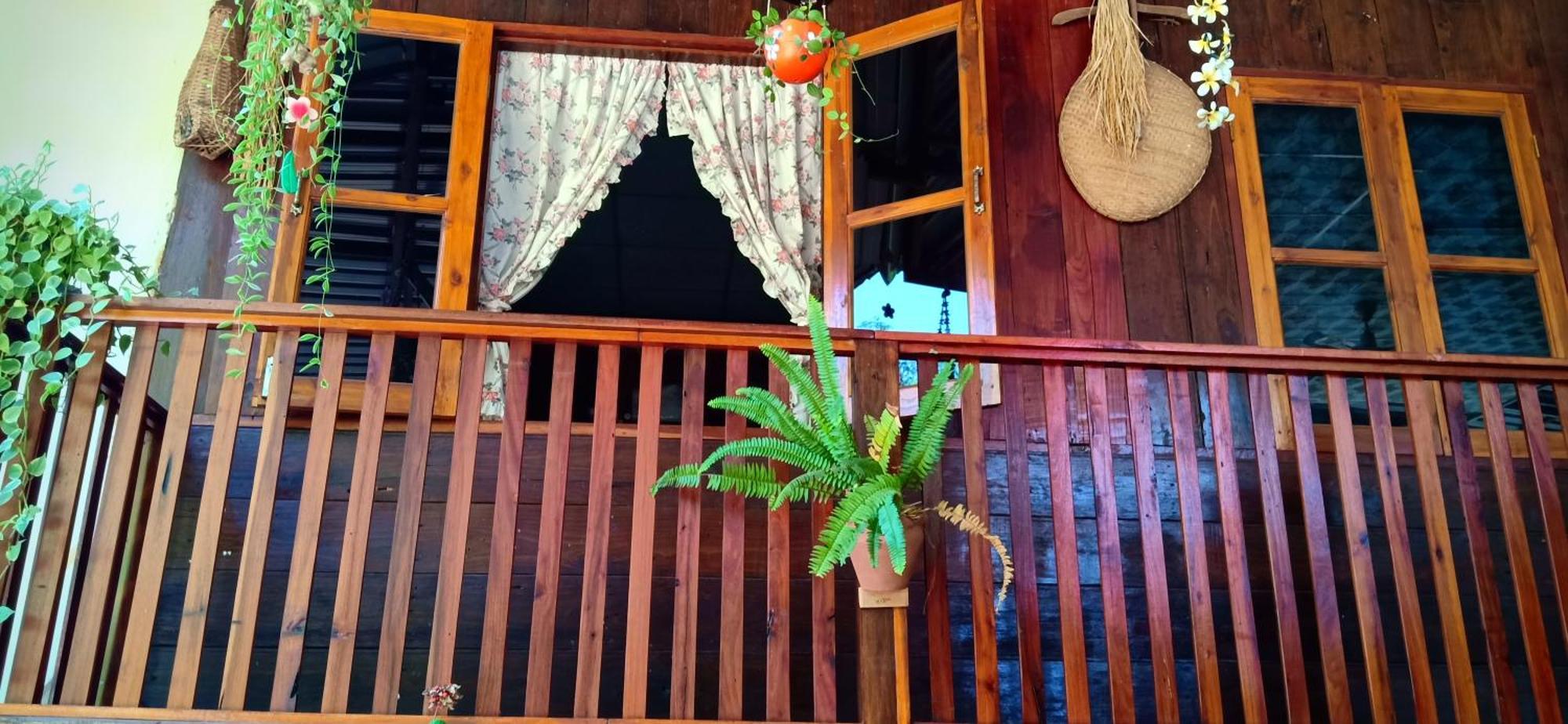 Homestay เฮือนน้ำน่าน House By The River Nan